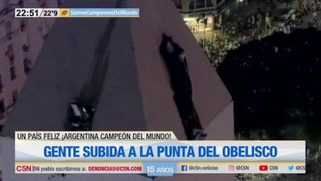 El hincha argentino más loco: ¡se subió a la punta del Obelisco a 68 mts del suelo!