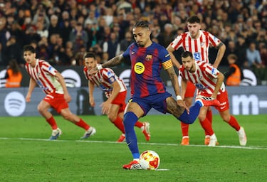 2-0. Raphina lanza desde los once metros y no falla, engaña a Musso que se vence al lado contrario.