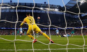 1-2. Heung-Min Son marc¨® el segundo gol.