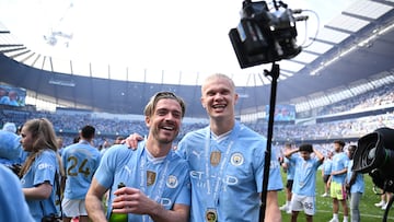 Erling Haaland realiza un selfie junto al jugador inglés del City.