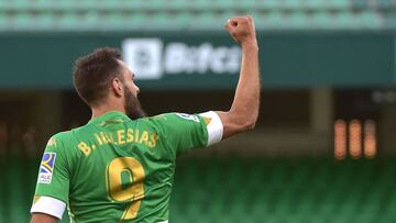 Real Betis' Spanish forward Borja Iglesias (R) celebrates his goal during the Spanish League football match between Real Betis and SD Huesca at the Benito Villamarin stadium in Seville on May 16, 2021. (Photo by CRISTINA QUICLER / AFP)