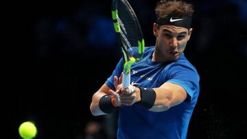 Rafa Nadal devuelve una bola durante su partido en las ATP Finals ante el belga David Goffin.