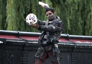 Anderson García, brasileño de 31 años y famoso en Camdem Town por su imagen estereotipada de punk, no puede resistirse a dar toque con un balón ante la mirada de turistas y curiosos.
