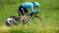 Miguel Angel L&oacute;pez rueda durante la crono de San Marino en la novena etapa del Giro de Italia 2019.