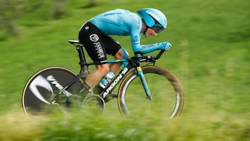 Miguel Angel L&oacute;pez rueda durante la crono de San Marino en la novena etapa del Giro de Italia 2019.