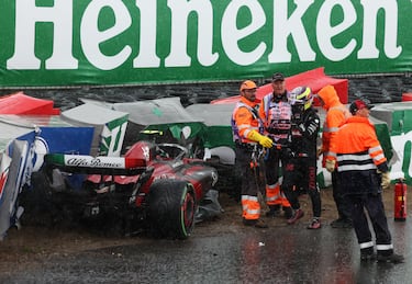 Vuelta 65. Guanyu Zhou se manda a la lona. Bandera roja.