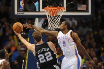 Serge Ibaka, a punto de taponar a Splitter. El 'thunder' ha liderado esta estadística tres temporadas seguidas. La pasada campaña fue segundo.