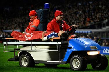 Takefusa Kubo se marcha lesionado en camilla en el minuto 61.