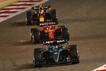 El británico George Russell conduciendo el Mercedes AMG Petronas F1 Team W15 delante de Charles Leclerc de Mónaco con su Ferrari SF-24. 