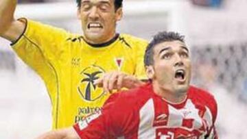 <b>PUGNA. </b>David Barral se prepara para recibir el balón ante la oposición de Ramón.