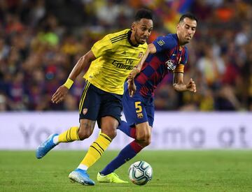 Pierre-Emerick Aubameyang y Sergio Busquets.