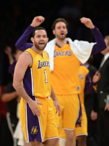 Jordan Farmar y Pau Gasol celebran una canasta de los Lakers.