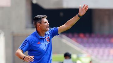 Futbol, Universidad de Chile vs Magallanes.
Fecha 4, campeonato Nacional 2023.
El entrenador de Universidad de Chile Mauricio Pellegrino es fotografiado durante el partido de primera divisin contra Magallanes disputado en el estadio La Portada en La Serena, Chile.
11/02/2023
Javier Salvo/Photosport

Football, Universidad de Chile vs Magallanes.
4nd turn, 2023 National Championship.
Universidad de ChileÕs  coach Mauricio Pellegrino  is pictured during the first division match against Magallanes at the stadium La Portada in La Serena, Chile.
11/02/2023
Javier Salvo/Photosport