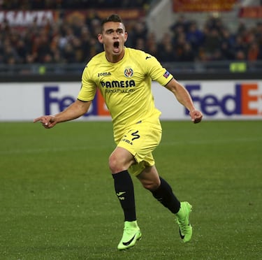 En el Villarreal, jugó cedido durante la temporada 2016–17, donde disputó 30 partidos oficiales y anotó 4 goles. Debutó en la fase previa de la Champions League ante el Mónaco y marcó su primer gol europeo frente al Steaua de Bucarest.
