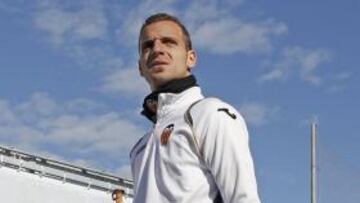 <b>SOLDADITO ¿ESPAÑOL?. </b>Roberto Soldado, ayer en Paterna antes del entrenamiento del Valencia.