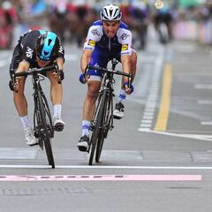 Kwiatkowski superó los 1.000 vatios al sprint en San Remo