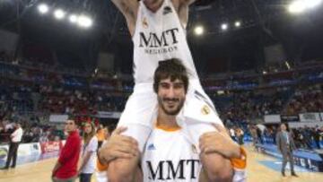 Rudy Fernández y Dani Díez cortan la red de la canasta al finalizar el partido.