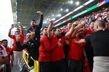 El enfrentamiento entre los aficionados de ambas selecciones se dio en una de las tribunas del Signal Iduna Park, donde Turquía se impuso 3-1 en la primera fecha del Grupo F.