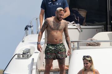 Las fotos de Neymar en Ibiza que suscitan comentarios