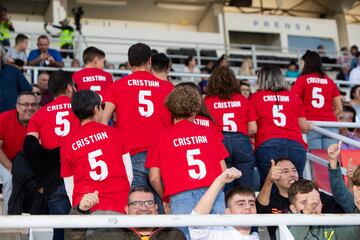 Aficionados del CD Algar apoyan a su equipo durante el partido ante el Celta de Vigo. 