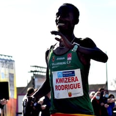 El burundés Kwizera maravilla