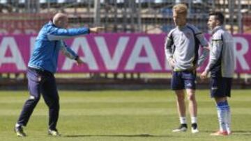 Popovic da indicaciones a Sergio Gil y José Fernández durante el entrenamiento del Real Zaragoza.