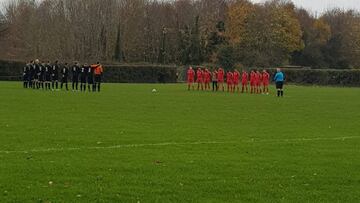 Imagen de un minuto de silencio en el partido del Liffey Wanderers FC en la Leinster Senior League por la &#039;muerte&#039; del futbolista espa&ntilde;ol Fernando Nuno La Fuente.