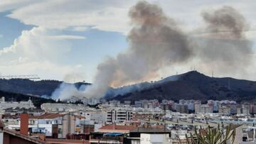 Un incendio en Barcelona amenaza al barrio de Nou Barris