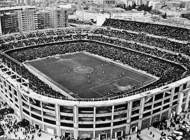 El templo madridista ha tenido varias remodelaciones a lo largo de sus casi 78 años de historia. En 1975 tenía recién instalados sus nuevos marcadores electrónicos donde se podían ver los resultados de los otros equipos.