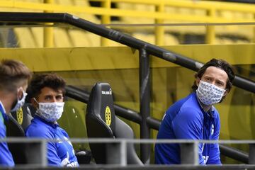 Jugadores del Schalke 04 en el banquillo del estadio del Dortmund. 