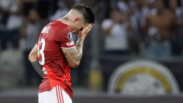 AMDEP8836. BELO HORIONTE (BRASIL), 18/08/2021.- Enzo Fern&aacute;ndez de River se lamenta hoy, al final de un partido de los cuartos de final de la Copa Libertadores entre Atl&eacute;tico Mineiro y River Plate en el estadio Mineirao en Belo Horizonte (Brasil). EFE/Bruna Prado POOL