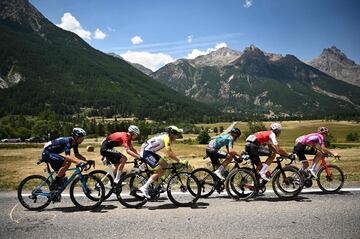 El pelotón durante la duodécima etapa del Tour de Francia 2022.