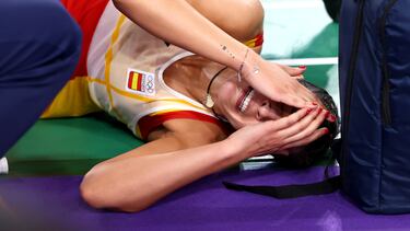 Carolina Marin llora desconsolada tras lesionarse en la semifinal de los Juegos Olímpicos.