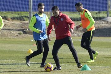 Francisco pasa un bal&oacute;n durante una sesi&oacute;n de entrenamiento.