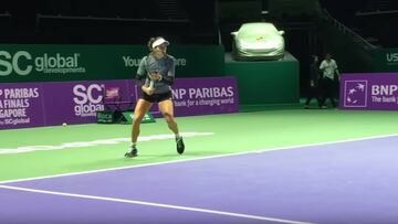 Garbi&ntilde;e Muguruza entrena en Singapur para las Finales WTA.