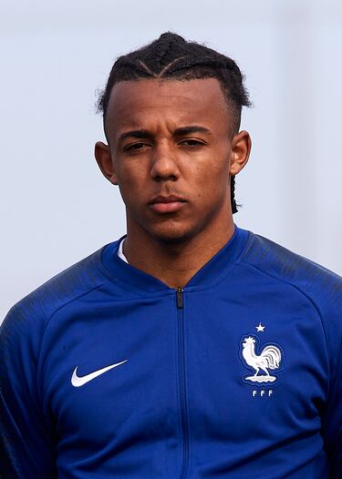 Se formó en la cantera del Girondins de Burdeos hasta su debut con el primer equipo en 2018.