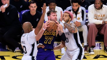 AME095. LOS ÁNGELES (ESTADOS UNIDOS), 17/03/2025.- Luka Doncic (c) de los Ángeles Lakers disputa el balón con Jeremy Sochan (d) y Chris Paul de los San Antonio Spurs este lunes, en un partido de la NBA entre Los Ángeles Lakers y San Antonio Spurs en el Crypto.com Arena en Los Ángeles (Estados Unidos). EFE/ Ariana Ruiz