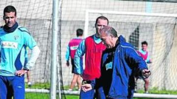 <b>EN PLENA FORMA. </b>Tapia hizo gala de su golpeo de balón en el entrenamiento de ayer.