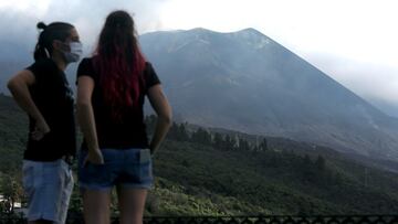 Dos personas observan el volc&aacute;n de Cumbre Vieja, el d&iacute;a que se ha dado por finalizada oficialmente su erupci&oacute;n, desde el mirador de Tajuya, a 25 de diciembre de 2021, en Tajuya, El Paso, La Palma, Santa Cruz de Tenerife, Isla Canarias