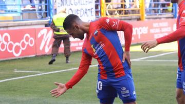 Los jugadores del Extremadura celebran un gol.