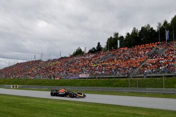 Max Verstappen comienza la escapada.