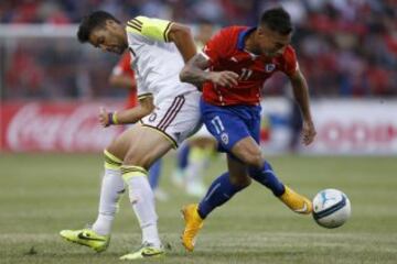 Eduardo Vargas disputa una pelota durante el partido ante Venezuela.