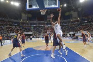 Bourousis con el balón.