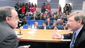 <b>EXPECTACIÓN EN EL FORO. </b>Alfredo Relaño y Jaime Lissavetzky conversan antes del inicio de la intervención del secretario de Estado.