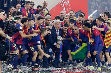 Laporta y los jugadores del Barcelona, levantan el trofeo de la Supercopa de Espa?a 2025 en el estadio King Abdullah en Yeda.