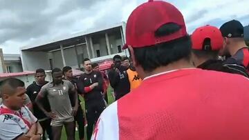 La barra brava de Santa Fe le reclama a los jugadores por los malos resultados.