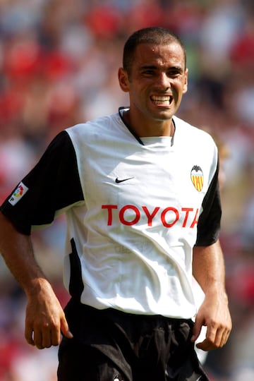 Procedente del Atlético de Madrid en la temporada 01/02. Tras su paso ché recaló en el Bolton, Málaga o Levante.