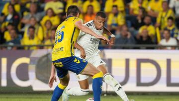 Real Madrid's French forward #09 Kylian Mbappe fights for the ball with Las Palmas' Scottish defender #15 Scott McKenna during the Spanish league football match between UD Las Palmas and Real Madrid CF at the Gran Canaria stadium in Las Palmas de Gran Canaria on August 29, 2024. (Photo by Cesar Manso / AFP)