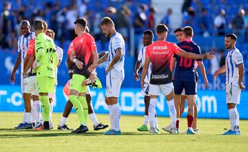 Los jugadores del Leganés se marchan tocados tras caer ante el Albacete. 