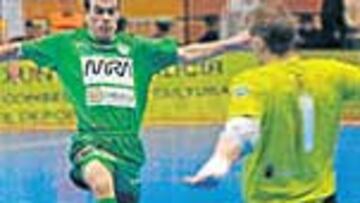 Cristian, a blocar el balón.